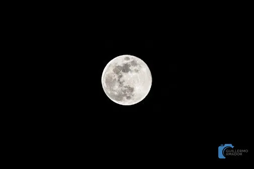 Luna llena sobre un cielo negro.